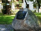 Toruń, cmentarz żydowski, ul. Pułaskiego 18 (tablica pamiątkowa na obelisku i lipa Rabina Kaliszera) (OLA Z.)