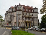 Żary, ul. Bohaterów Getta, budynek nr 1, widok z parku