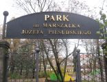 Szyld nad wejściem do parku imienia Józefa Piłsudskiego