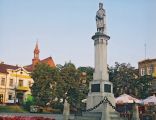Bocheński rynek z pomnikiem Kazimierza Wielkiego