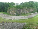 Góra Świętej Anny: Amfiteatr z 1938r. i pomnik powstań śląskich w tle
